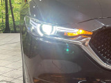 【LEDヘッドライト】悪天候や夜間走行時も良好な視界を確保し安心して運転できる高輝度LEDヘッドライトを装備!点灯速度が早く、消費電力も抑えられています。