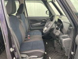 運転席側からの前席の画像です。