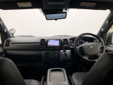 シンプルながら機能性あふれる運転席廻りです。視界性もよく、運転しやすいですよ。