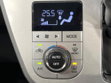 【オートエアコン】一度お好みの温度に設定すれば、車内の温度を検知し風量や温度を自動で調整。暑い&hellip;寒い&hellip;と何度もスイッチ操作をする必要はありません。快適な車内空間には必須の機能ですね♪