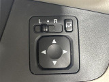【電動格納ミラー】運転席のスイッチで、ドアミラーの開閉や角度の調整ができます。