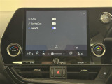 【左右独立オートエアコン】左右独立型、いわゆるデュアルエアコンです。運転席と助手席でそれぞれお好みの温度を設定可能です。