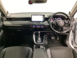 車内は光触媒抗菌消臭施工済です。スタイリッシュなデザインでスポーティなインパネ周りを演出します。グローブボックスやカップホルダーのほかにトレーなどたくさんの収納スペースが付いています。