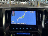 ディスプレイオーディオやカーナビは、現代のドライブにおいて欠かせない装備のひとつです。初めての場所でも迷いにくく、快適なルート案内で運転をサポートします。移動中のエンターテインメント性も高まります。