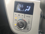 【オートエアコン】一度お好みの温度に設定すれば、車内の温度を検知し風量や温度を自動で調整。暑い&hellip;寒い&hellip;と何度もスイッチ操作をする必要はありません。快適な車内空間には必須の機能ですね♪