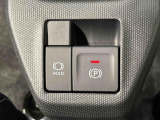 指先だけで簡単に操作が可能な電動パーキングブレーキを採用。「HOLD」スイッチを押すと、渋滞や信号待ちなどでブレーキペダルから足を離しても、ブレーキを保持するので安心です