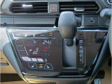 「オートエアコン」が付いています。1年中快適な室内を提供!車内温度を設定すると、風量を自動で調節してくれます。