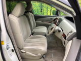 運転席まわりには十分なスペースがあり、大柄な方でもゆったり運転していただける環境です。