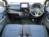 運転席まわりは機能的にまとまっています。足元が広々のインパネATです♪