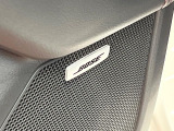 【BOSEサウンドシステム】メーカーオプションの高品位サウンドシステムを搭載。専用のチューニングが施された大小様々なスピーカーから良質なサウンドが奏でられます。