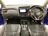 車内は光触媒抗菌消臭施工済です。スタイリッシュなデザインでスポーティなインパネ周りを演出します。グローブボックスやカップホルダーのほかにトレーなどたくさんの収納スペースが付いています。