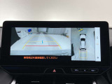 バックカメラの他に上から見下ろしたような画像が見れるアラウンド(全方位)モニター。前後左右を把握できる、すごい機能が装備されています!