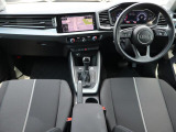 Audi正規ディーラーが高品質をお約束。高度な訓練・教育を受けたAudi専任メカニックが、100項目にもおよぶ精密な点検を実施いたします。すべてをクリアしたAudi車だけが、あなたのお手元に届けられるのです。