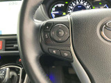 運転中、オーディオの操作をしてて、ハッとしたことはありませんか?ステアリングスイッチは、運転中でもハンドルでオーディオの操作が可能です。安全なドライブをサポートします。