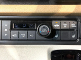 【オートエアコン】一度お好みの温度に設定すれば、車内の温度を検知し風量や温度を自動で調整。暑い&hellip;寒い&hellip;と何度もスイッチ操作をする必要はありません。快適な車内空間には必須の機能ですね♪