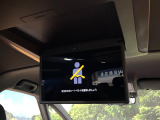 【フリップダウンモニター】大画面モニターで後席でもエンタメをお楽しみいただけます。小さなお子様にも大人気の装備です♪