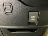 アクセサリーソケットはUSBのアダプターなどをつければ、スマホの充電にも使えます。周辺には物が置けるボックスがついています。
