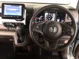 【ハンドル】運転にかかわる様々な操作を安全に行えるように視点移動が少なく操作性に配慮されたスイッチ類が凝縮されたコックピットです。