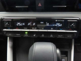 オートエアコンを装備しています。室内の温度を設定すると、センサーが室温を感知して、温度、風量を自動的にコントロールし、快適な空間にしてくれます。