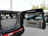 「横開きバックドア」は狭い駐車場でも荷室に簡単にアクセス出来ます。