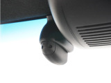 運転席と助手席は足元が繋がっているので自由に行き来しやすいので駐車場が狭いときでも助手席側からスムーズに乗り降りできて便利!