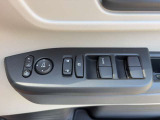 窓スイッチは使用感が出やすい所。文字消えや汚れ、オート機能・ロック操作の有無も確認◎。