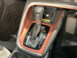 自然に手が届く距離に配置されたシフトレバー。