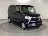 狭い駐車場でも、スライドドアならチャイルドシートへのお子さまの乗降や荷物の積載もスムーズ。とても便利な【助手席側。電動スライドドア】ドアハンドを少し引くだけでリアドアが自動開閉します。
