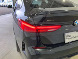 L字型リアコンビランプ:BMWの伝統的なデザインのひとつです。夜間でも誰が見てもBMWとわかる印象的なデザイン。