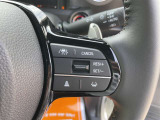【クルーズコントロール】アクセル操作なしで一定速度を保つ機能。先行車との距離を自動調整する追従型が主流で、高速走行時の疲労を劇的に軽減します。長距離移動が多いお客様への商談では必須の快適装備です。
