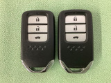 スマートキーを装備しています。鍵を差し込むことなくドアロックの開け閉めと、スタートボタン操作でのエンジンスタートができます。ボタン操作でトランクが開けられるトランクオープナーもついています。