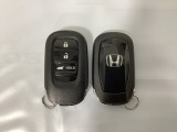 スマートキーを装備しています。鍵を差し込むことなくドアロックの開け閉めと、スタートボタン操作でのエンジンスタートができます。ボタン操作でトランクが開けられる電動テールゲートのボタンもついています。