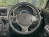 インテリアに合わせたデザインのステアリングは、運転される方のことも考え、運転しやすい形状、大きさです。是非一度、実際に触ってお確かめください。