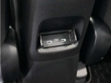 ◆後席用USBチャージャー◆後部座席に搭乗される方のために便利で使いやすい位置に設置。長時間のドライブも安心です♪