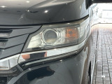 LEDヘッドライトは、点灯の瞬間から最大光量を発揮し、突然暗くなるトンネルなどでの安定感を高めます。
