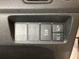Hondaセンシング用の、VSA(ABS+TCS+横滑り抑制)解除と路外逸脱抑制機能のオンオフスイッチなどはハンドルの右側に装備しています。