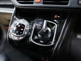 CVT(無段変速)のオートマチックです。インパネシフトがとても使い易く足元がスッキリするので、空間が広く使えますね♪