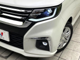 【LEDヘッドライト】悪天候や夜間走行時も良好な視界を確保し安心して運転できる高輝度LEDヘッドライトを装備!点灯速度が早く、消費電力も抑えられています。