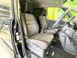 運転席シート廻りは使用感も少なく、良好な状態となっています。前オーナー様が丁寧に使っていたことがよくわかりますね。