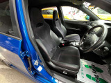 フロントシートです。運転席には8ウェイパワーシートが装備されております。大きな擦れ等が無く車内にタバコ臭のような嫌な臭いも無く綺麗状態です。