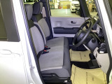 【ベンチシート】運転席と助手席の移動もスムーズ!狭い駐車場での乗り降りや、お子様の乗り降りにも便利です。座席の間にコンソールボックスやドリンクホルダーがないため、車内空間が広く感じます。