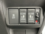 車がカーブの外側へ膨らんだり内側へ巻き込んだりする挙動を防止する横滑り防止装置、狭い所でも乗り降り楽々な両側電動スライドドアです!簡単にドアの開閉が出来る為、荷物で手が塞がった時なども大変便利です!