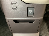 アクセサリーソケットはUSBのアダプターなどをつければ、スマホの充電にも使えます。周辺には物が置けるボックスがついています。