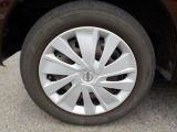 足元を引き締める純正ホイ-ルカバ-付きです。タイヤサイズは、155/65R14です。