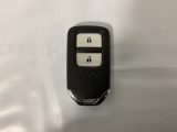 スマートキーを装備しています。鍵を差し込むことなくドアロックの開け閉めと、スタートボタン操作でのエンジンスタートができます。