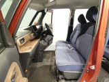 【くつろげるフロントシート】ベンチシートで運転席と助手席間の移動も簡単です。シートや足元も綺麗な状態で、長時間のドライブでも快適に移動できます。