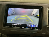 リバースギアに入れるだけで後方の表示へ切り替わります。夜間や雨の日の駐車も楽になりますよ。