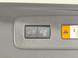 【パワーバックドア】スマートキーや運転席のボタンを押すだけでリアゲートが自動で開閉します!荷物を持っている時や、高い位置にあるバックドアを閉める際に便利な機能です♪