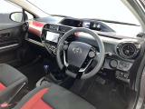 シックな色使いの運転席周りですね。すっきりとしたデザインで上品な色使いです。居心地の良い運転席、長く座ってられるリラックスできるデザインがいいですね。