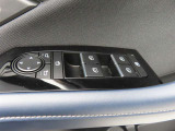 運転席のパワーウインドースイッチ部です。よく触れる場所だからこそ、使用状態があらわれますよね。ぜひこうした所もチェックしてください。
